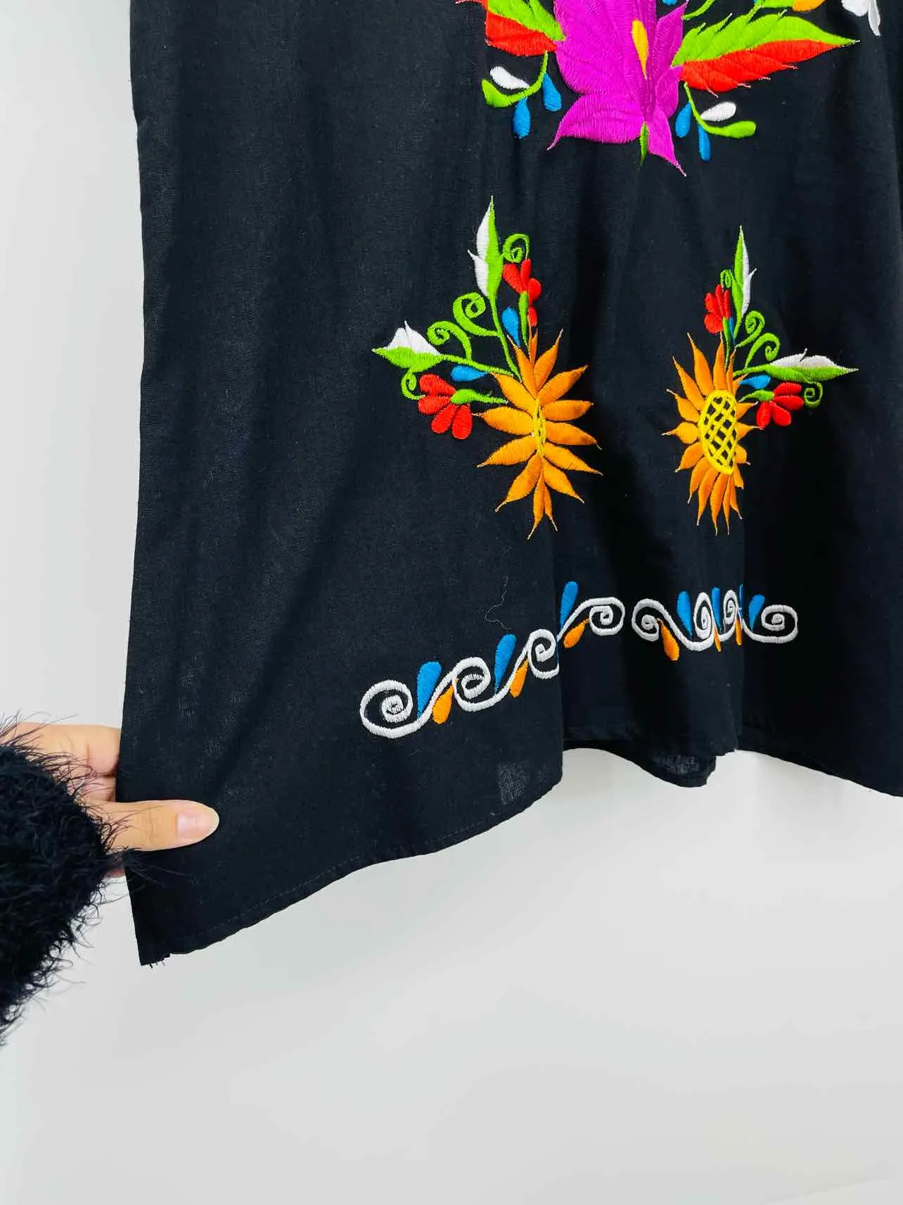 Size L ? Black/Multi Floral Embroidered Tops Top-Short Sleeve